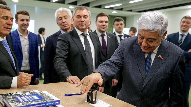 Председатель Государственной Думы Вячеслав Володин, Президент Республики Татарстан Рустам Минниханов и Председатель Государственного Совета Республики Татарстан  Фарид Мухаметшин  во время презентации. Фото: Анна Исакова/Фотослужба Государственной Думы

