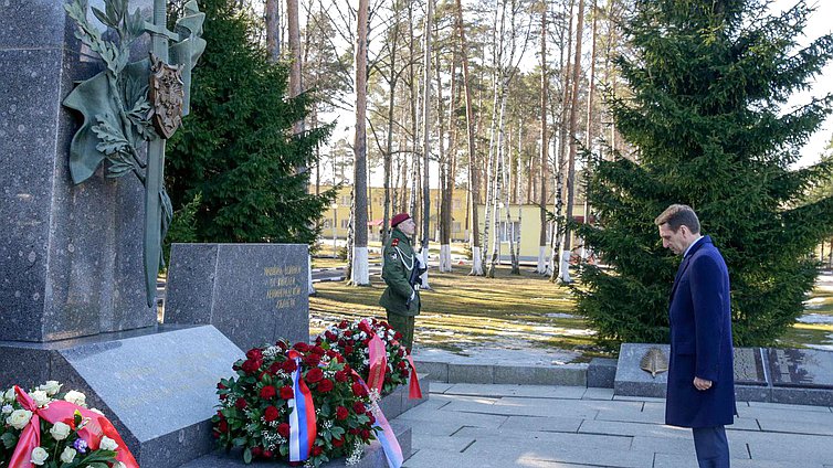 Посещение войсковой части 3526. Церемония возложения корзин цветов к памятнику воинам, погибшим при исполнении служебного долга.




