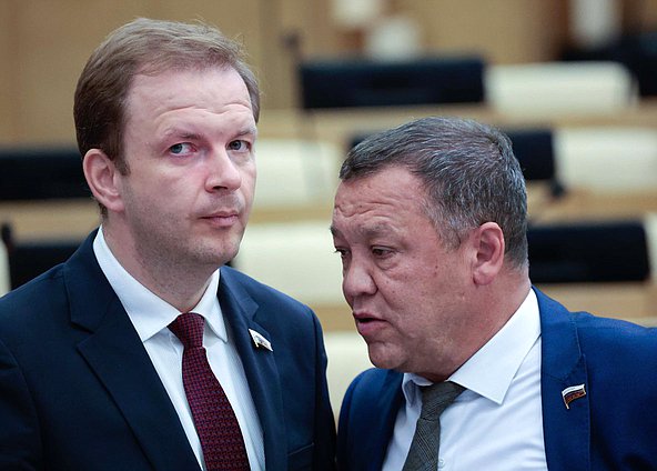 Член Комитета по малому и среднему предпринимательству Алексей Говырин и член Комитета по безопасности и противодействию коррупции Динар Гильмутдинов