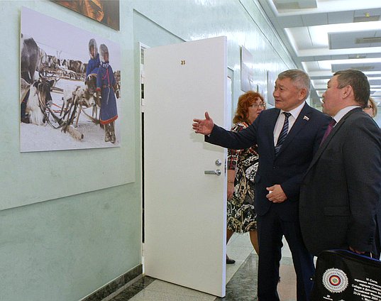 Открытие художественной выставки "Лица русской Арктики", посвящённой традиционному образу жизни коренных малочисленных народов Севера.