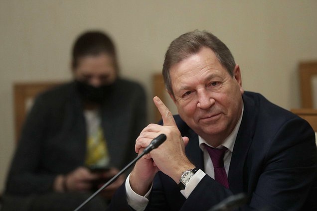 Член Комитета по науке и высшему образованию Михаил Кузьмин