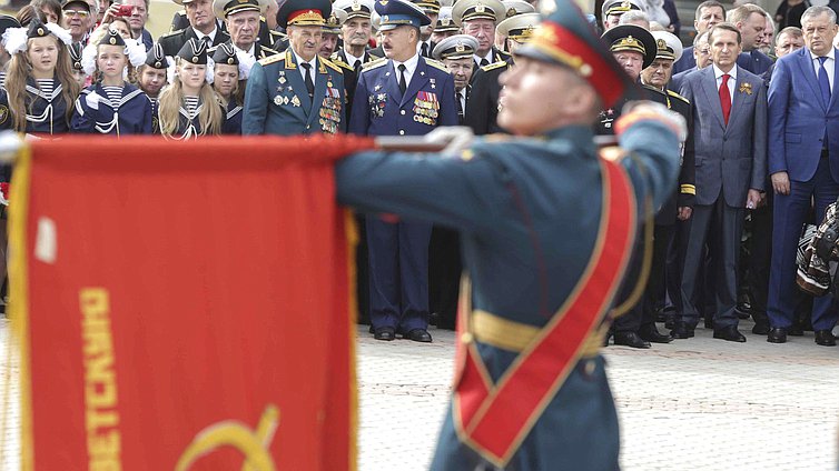 Торжественная церемония открытия стелы «Город воинской славы».
Представление боевых знамён 120-й стрелковой гатчинской краснознаменной дивизии и 267-го отдельного пулеметно-артиллерийского батальона.
