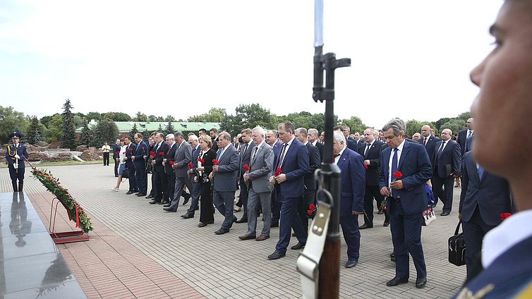 Возложение цветов к Вечному огню мемориального комплекса «Брестская крепость — герой»