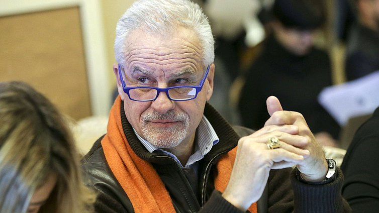 Режиссер-кинодокументалист, член Международного клуба Сафари, Член Международного клуба горных охотников OVIS Сергей Ястржембский