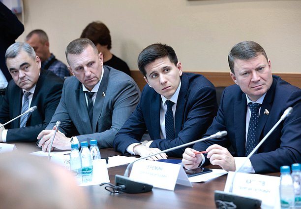Члены Комитета по транспорту и развитию транспортной инфраструктуры Дмитрий Жирков, Максим Гулин и Сергей Еремин
