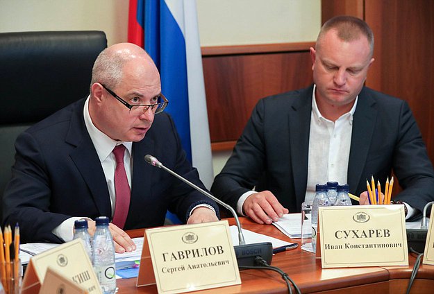 Председатель Комитета по вопросам собственности, земельным и имущественным отношениям Сергей Гаврилов и Первый заместитель Председателя Комитета Иван Сухарев