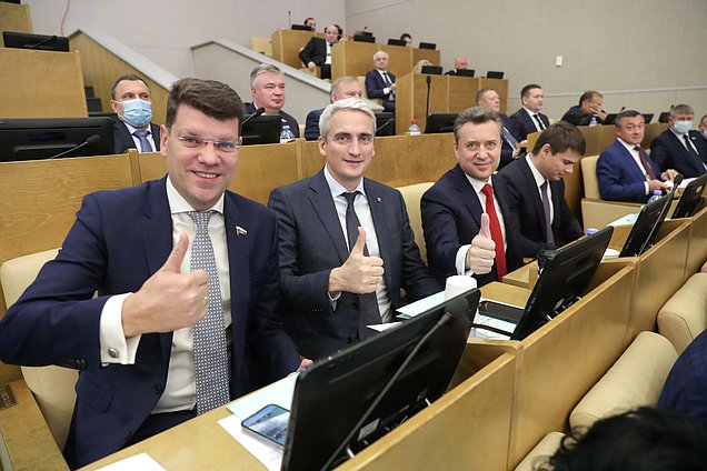 Депутаты от фракции «Единая Россия» Денис Кравченко, Евгений Нифантьев и Анатолий Выборный