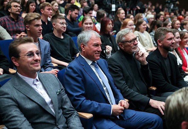 Актер Сергей Безруков, Председатель Государственной Думы Вячеслав Володин и актер Александр Михайлов