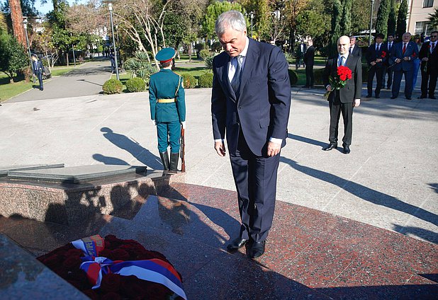 Председатель Государственной Думы Вячеслав Володин и члены российской делегации возложили цветы к Мемориалу погибшим в Отечественной войне народа Абхазии