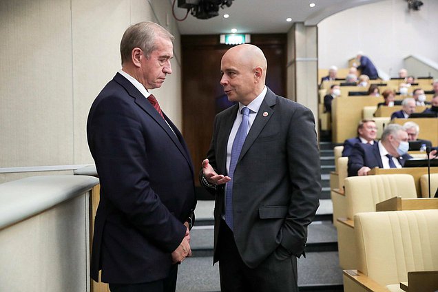 Депутат от фракции КПРФ Сергей Левченко и депутат от фракции «Единая Россия» Сергей Сокол