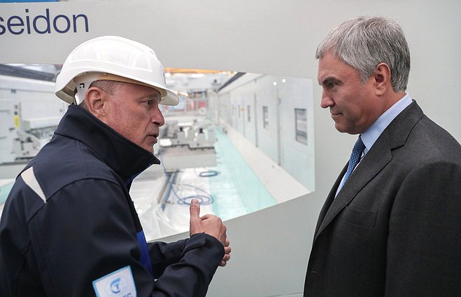 Председатель Государственной Думы Вячеслав Володин и президент ООО «ПК Транспортные системы» Феликс Винокур