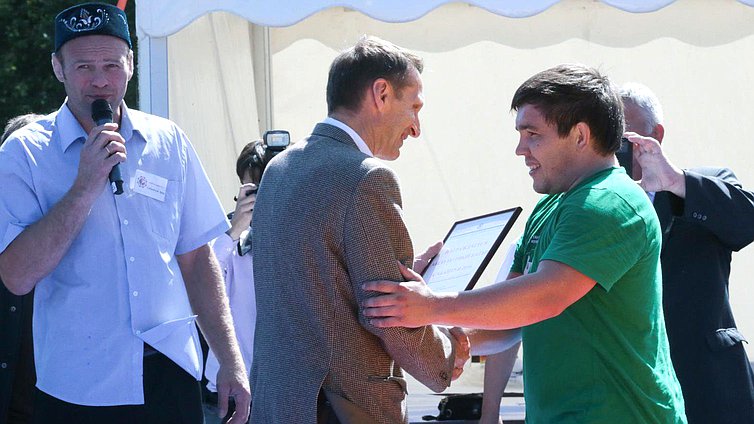 
С.Е.Нарышкин вручает памятный подарок абсолютному батыру «Сабантуй-2016».

