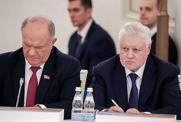 Руководитель фракции КПРФ Геннадий Зюганов и руководитель фракции «Справедливая Россия» Сергей Миронов