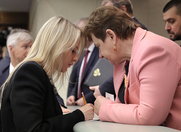 Председатель Комитета по развитию гражданского общества, вопросам общественных и религиозных объединений Яна Лантратова и аудитор Счетной палаты Светлана Орлова