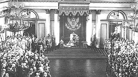 يلقي الإمبراطور نيكولاي الثاني خطابا في يوم افتتاح أول مجلس دوما الدولة في قاعة سانت جورج في قصر الشتاء 27 أبريل 1906 يتم تخزين الصورة في أرشيف الدولة المركزية للأفلام والصور والوثائق الصوتية في سانت بطرسبرغ