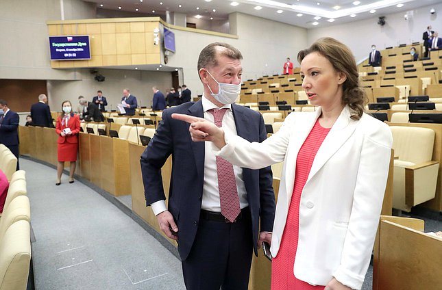 Депутаты от фракции «Единая Россия» Максим Топилин и Анна Кузнецова