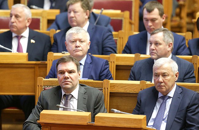 Председатель Комитета по информационной политике, информационным технологиям и связи Леонид Левин и Председатель Комитета по финансовому рынку Анатолий Аксаков