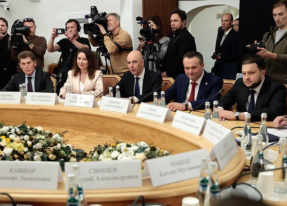Кандидат на должность заместителя Председателя Правительства РФ – Полномочного представителя Президента РФ в ДФО Олег Кожемяко, кандидат на должность заместителя Председателя Правительства РФ – Руководителя Аппарата Правительства РФ Ирина Окладникова, кандидат на должность заместителя Председателя Правительства РФ – Министра финансов РФ Антон Силуанов, кандидат на должность заместителя Председателя Правительства РФ Андрей Никитин и кандидат на должность Министра транспорта РФ Дмитрий Ядров