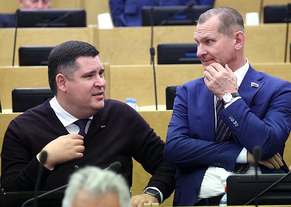 Заместитель Председателя Комитета по молодежной политике Михаил Киселев и член Комитета по бюджету и налогам Вячеслав Фомичев