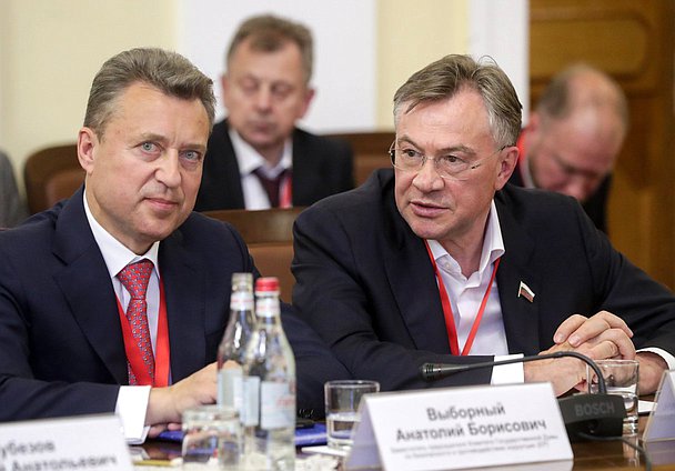 Заместитель Председателя Комитета по безопасности и противодействию коррупции Анатолий Выборный и заместитель Председателя Комитета по промышленности и торговле Александр Терентьев
