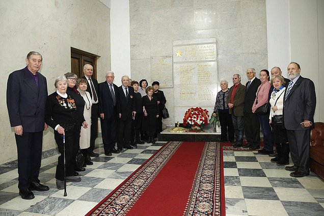 Возложение цветов ветеранами Минэкономразвития к памятной доске работников Госплана СССР
