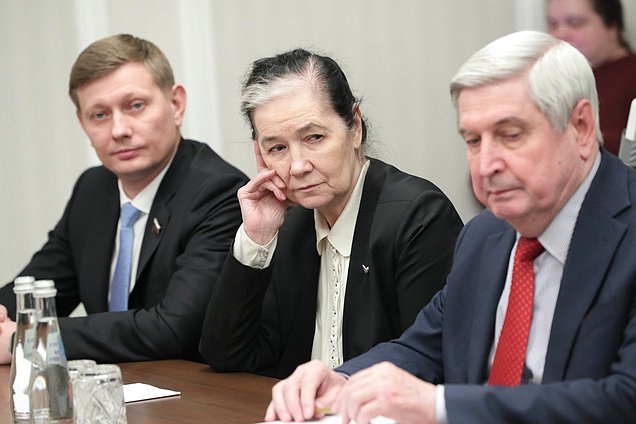 Член Комитета по промышленности и торговле Владимир Плякин, Председатель Комиссии по обеспечению жилищных прав граждан Галина Хованская и Первый заместитель Председателя Государственной Думы Иван Мельников