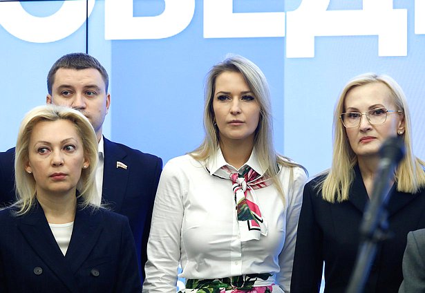 Член Комитета по развитию гражданского общества, вопросам общественных и религиозных объединений Ольга Тимофеева, Председатель Комитета Яна Лантратова и заместитель Председателя Государственной Думы Ирина Яровая