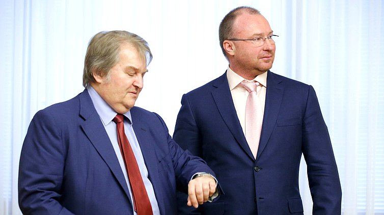 Заместитель Председателя Государственной Думы Игорь Лебедев и Первый заместитель Председателя Комитета по государственному строительству и законодательству Михаил Емельянов