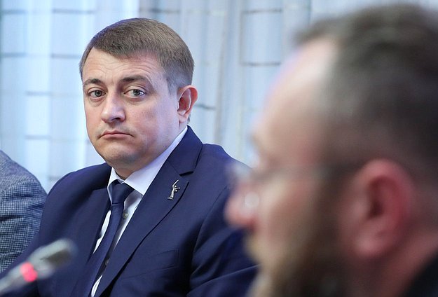 Член Комитета по вопросам собственности, земельным и имущественным отношениям Андрей Гимбатов