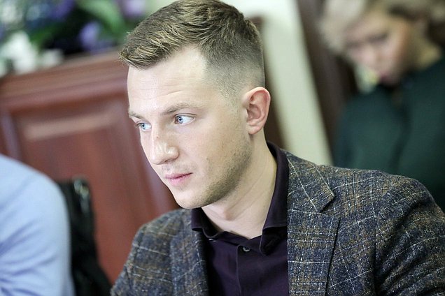 Председатель Комитета по молодежной политике Артем Метелев