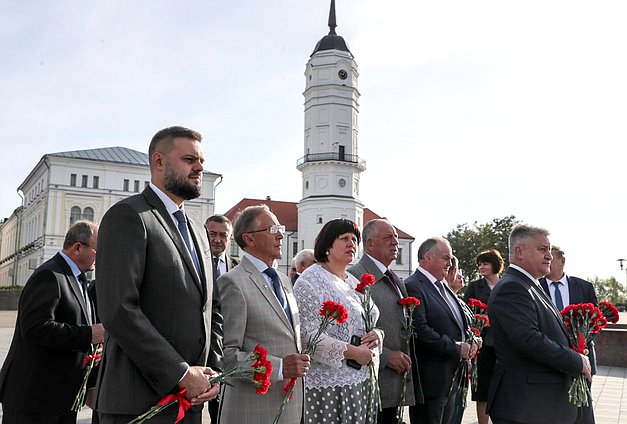 Члены делегаций возложили цветы к Мемориалу на Площади Славы