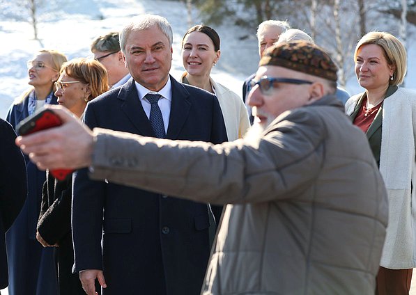 Председатель Государственной Думы Вячеслав Володин и скульптор, член-корреспондент Российской академии художеств Алексей Благовестнов
