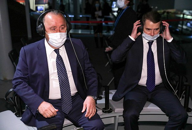 Председатель Комитета по делам национальностей Валерий Газзаев и Председатель Комитета по труду, социальной политике и делам ветеранов Ярослав Нилов