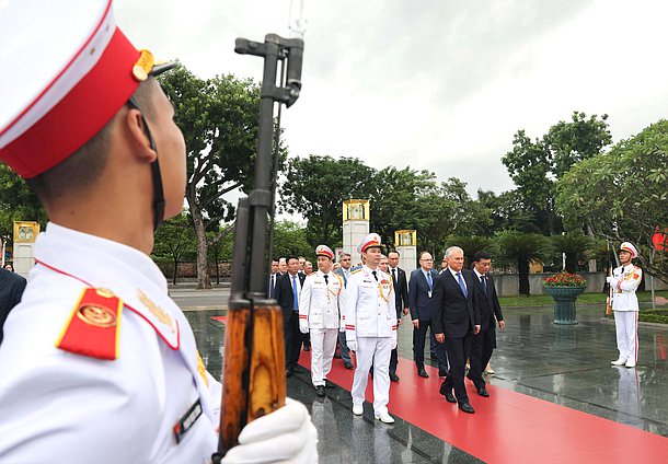 Chairman of the State Duma Vyacheslav Volodin. Wreath-laying ceremony at the Fallen Heroes Monument