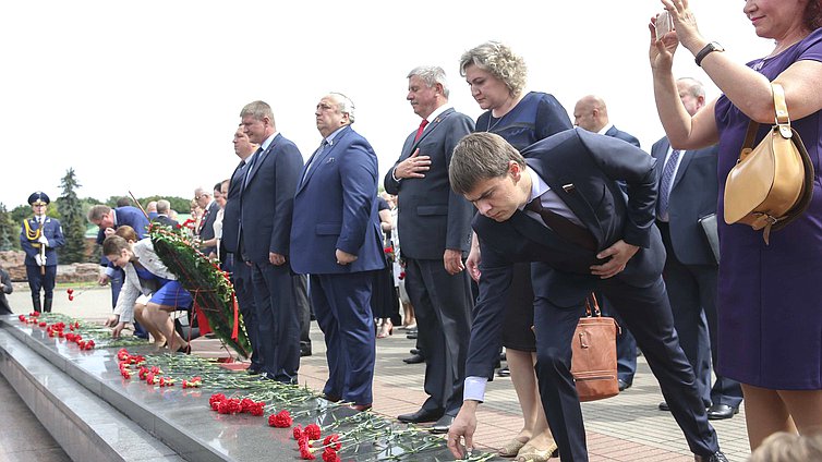 Возложение цветов к Вечному огню мемориального комплекса «Брестская крепость — герой»