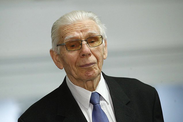 Возложение цветов ветеранами Минэкономразвития к памятной доске работников Госплана СССР