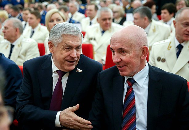 Первый заместитель Председателя Комитета по безопасности и противодействию коррупции Эрнест Валеев и Первый заместитель Председателя Комитета по государственному строительству и законодательству Юрий Синельщиков