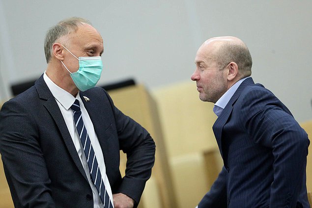 Заместитель Председателя Комитета по малому и среднему предпринимательству Олег Голиков и член Комитета по защите конкуренции Олег Колесников