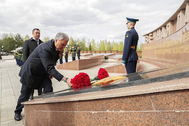 Председатель Государственной Думы Вячеслав Володин и Президент Киргизской Республики Садыр Жапаров посетили церемонию открытия Ржевского мемориала воинам-киргизам, погибшим в ходе Великой Отечественной войны на Ржевско-Вяземском направлении