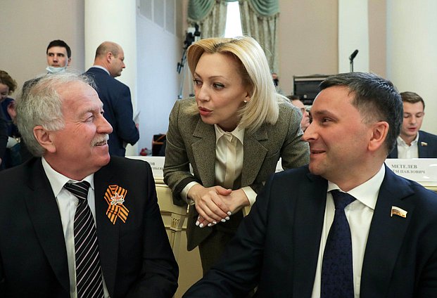 Председатель Комитета по развитию гражданского общества, вопросам общественных и религиозных объединений Ольга Тимофеева и Председатель Комитета по экологии, природным ресурсам и охране окружающей среды Дмитрий Кобылкин