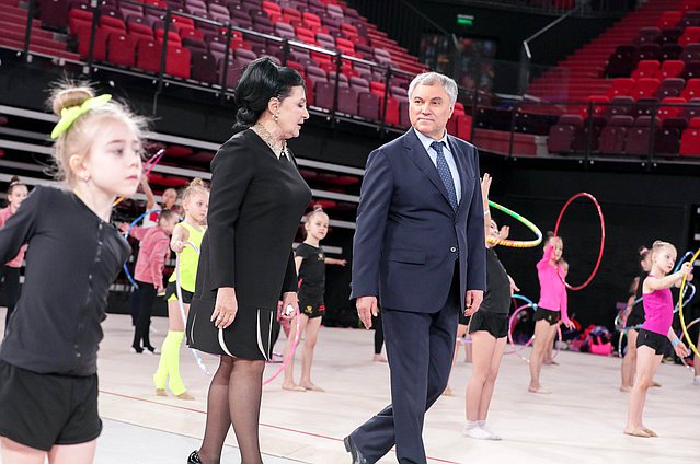 Председатель Государственной Думы Вячеслав Володин и Президент Всероссийской федерации художественной гимнастики Ирина Винер-Усманова
