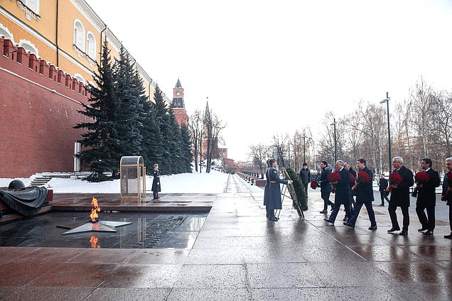 Председатель Государственной Думы Вячеслав Володин и главы делегаций стран-участниц ОДКБ возложили цветы к Могиле Неизвестного Солдата