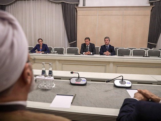 First Deputy Chairman of the State Duma Alexander Zhukov (in the middle)