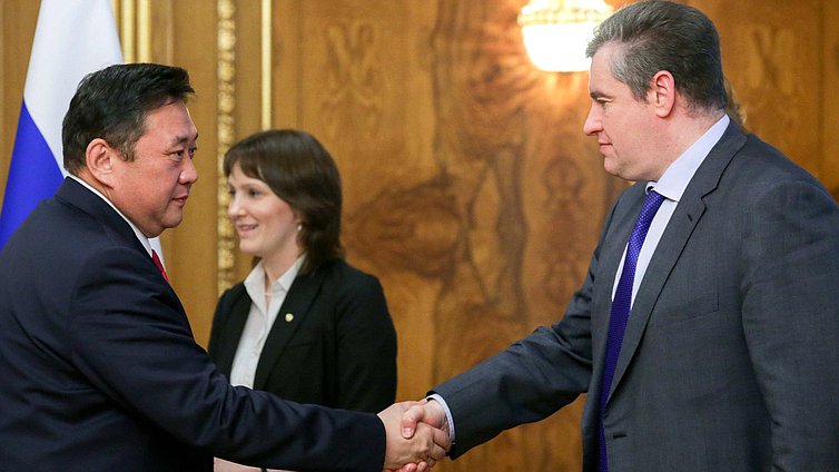 Председатель Комитета по международным делам Леонид Слуцкий и Председатель Великого Государственного Хурала Монголии Миеэгомбо Энхболд