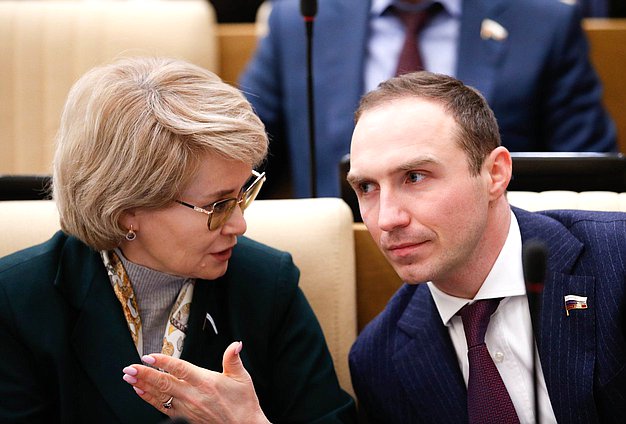 Член Комитета по просвещению Эльвира Аиткулова и заместитель Председателя Комитета по развитию Дальнего Востока и Арктики Антон Басанский