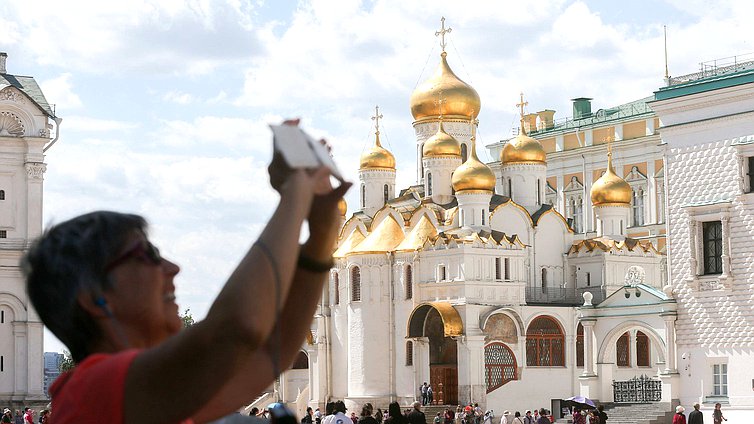 Участники Международного форума «Развитие парламентаризма» посетили Московский Кремль