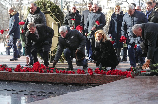 Возложение цветов к Могиле Неизвестного Солдата и к памятнику Г.К. Жукову в День защитника Отечества