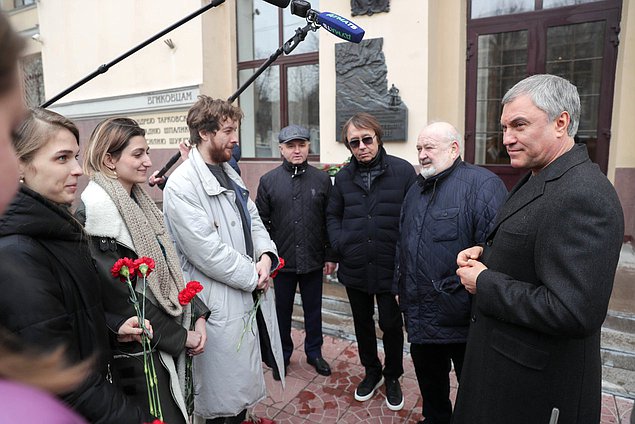 Председатель Государственной Думы Вячеслав Володин, ректор ВГИК им. С.А. Герасимова Владимир Малышев и Президент Гильдии продюсеров России Ренат Давлетьяров