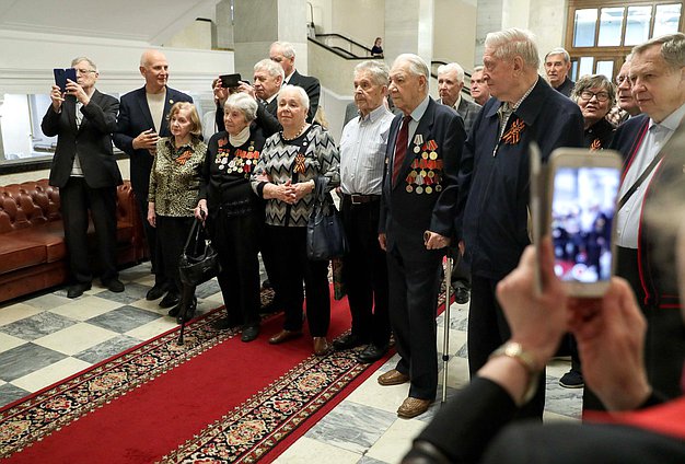 Возложение цветов ветеранами Минэкономразвития к памятной доске работников Госплана СССР