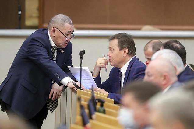 Член Комитета по транспорту и развитию транспортной инфраструктуры Петр Аммосов и Первый заместитель Председателя Комитета по экономической политике Николай Арефьев